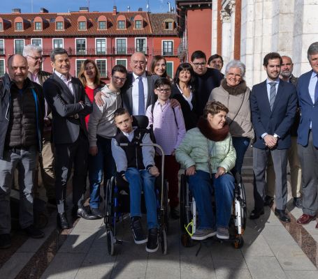 Fotografía en el Ayuntamiento con becados y equipo de Fundación