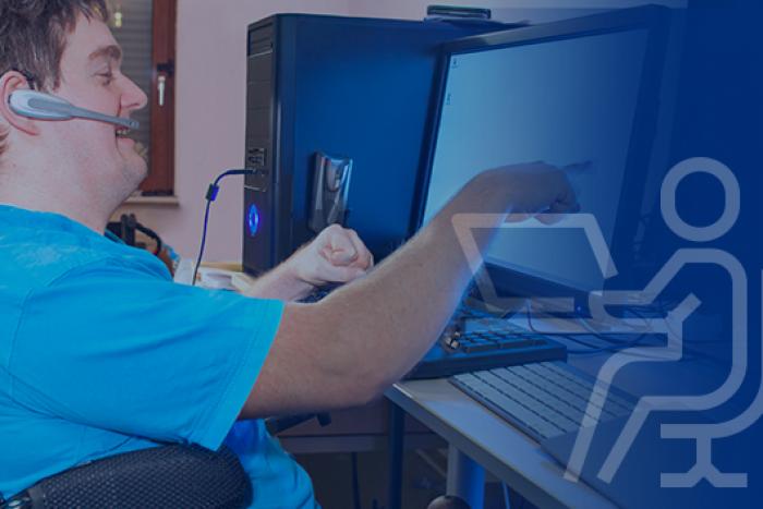 Una persona con discapacidad delante de un ordenador durante una formación